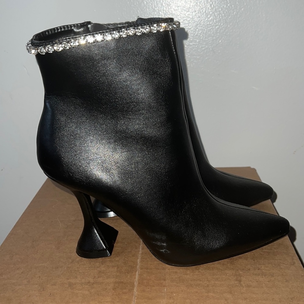 Black heel size 8